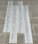 Piso SPC Madera Silver Grey Oak 1220 x 180 x 5.5 mm con IXPE 10 pc. pack 2.2 m2