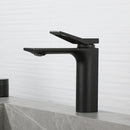 Llave de lavamanos individual. Grifo de lavabo color negro.