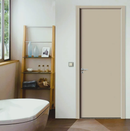 Puerta WPC color beige Carbone instalada en ambiente interior