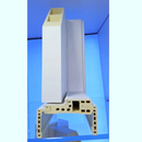 Muestra puerta WPC blanca Carbone con perfil lateral visible