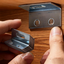 Detalle de escuadras de aluminio en L con perforaciones para fijación