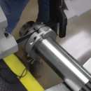 Guía de corte instalada alrededor de un tubo, vista lateral
